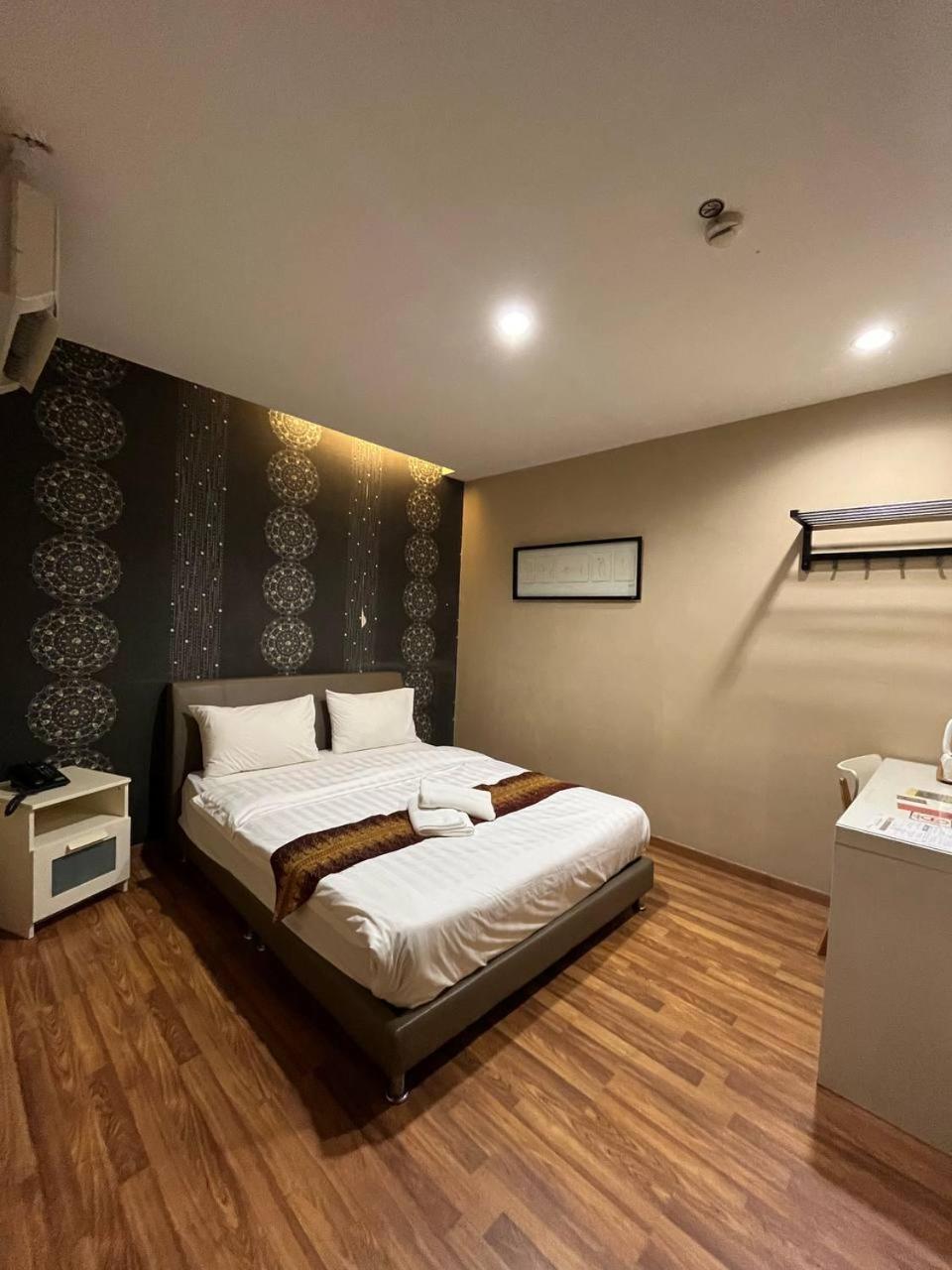 M Boutique Inn Мири Экстерьер фото